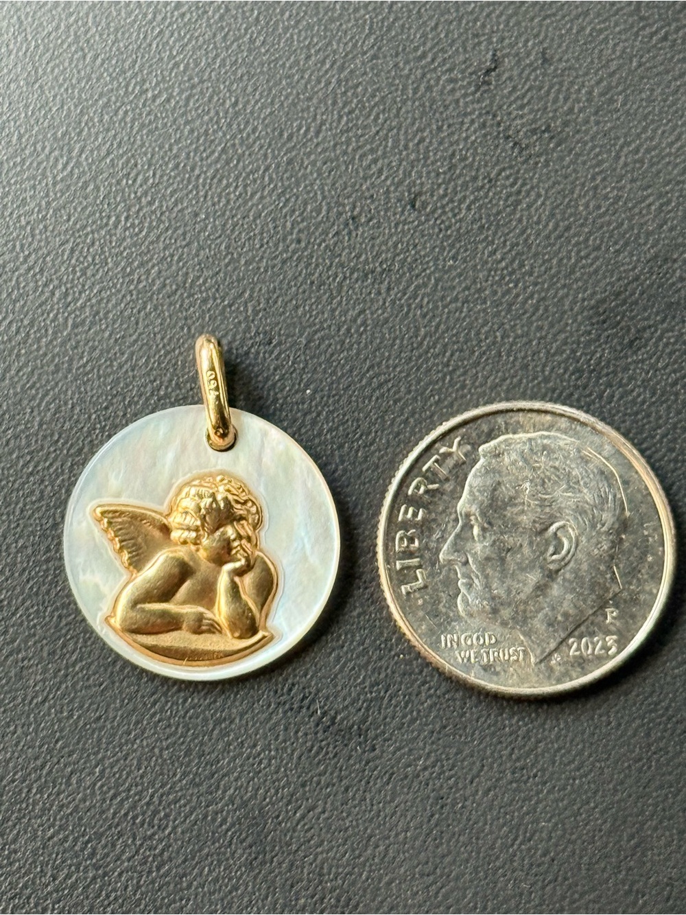 18k Gold Angel Cherub Pendant on Mother-of-Pearl Disc - Picture 2 of 3